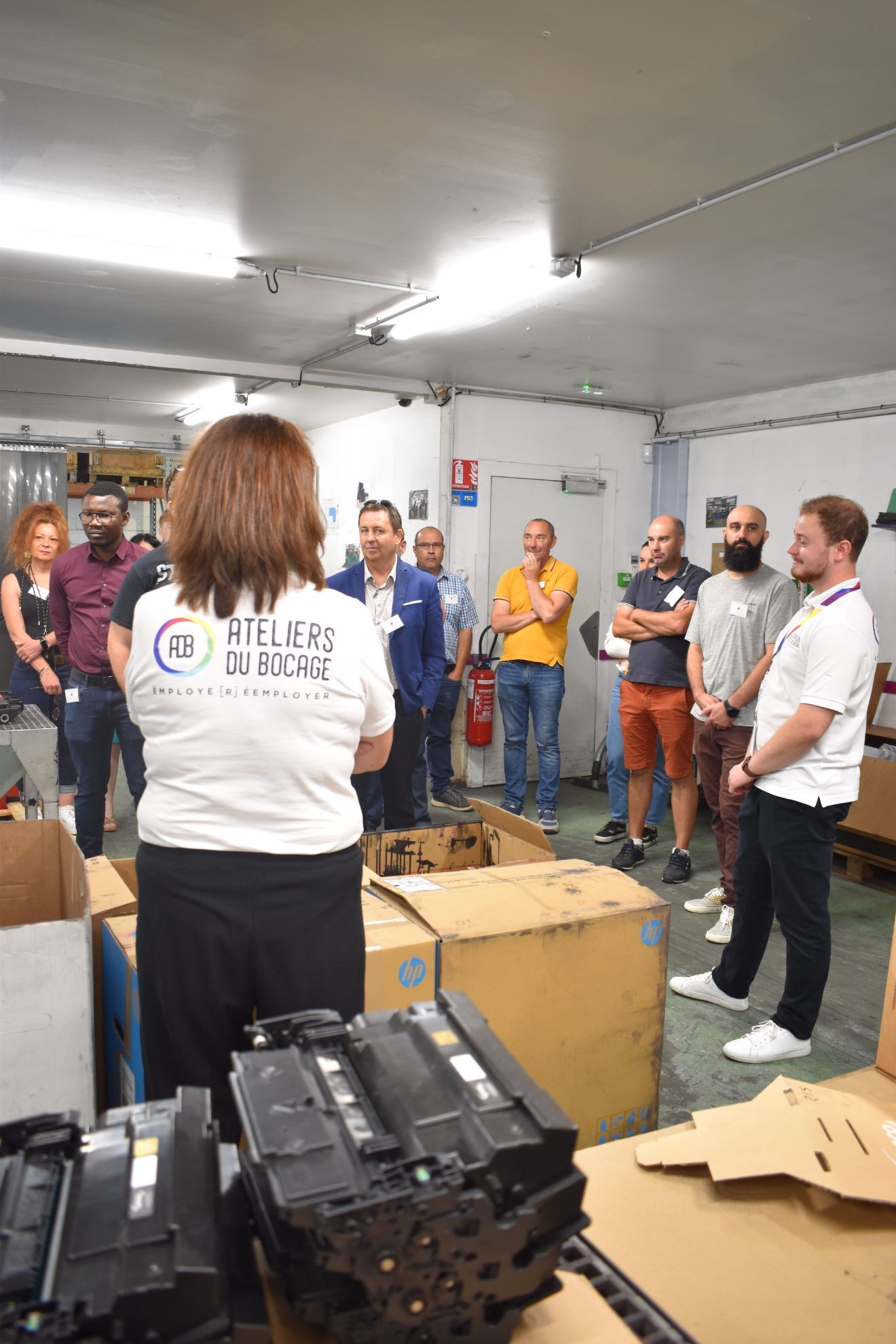 Nathan Ménard à la Matinale Inside des Ateliers du Bocage, au coeur de l'atelier de tri et réemploi de cartouches d'impression.