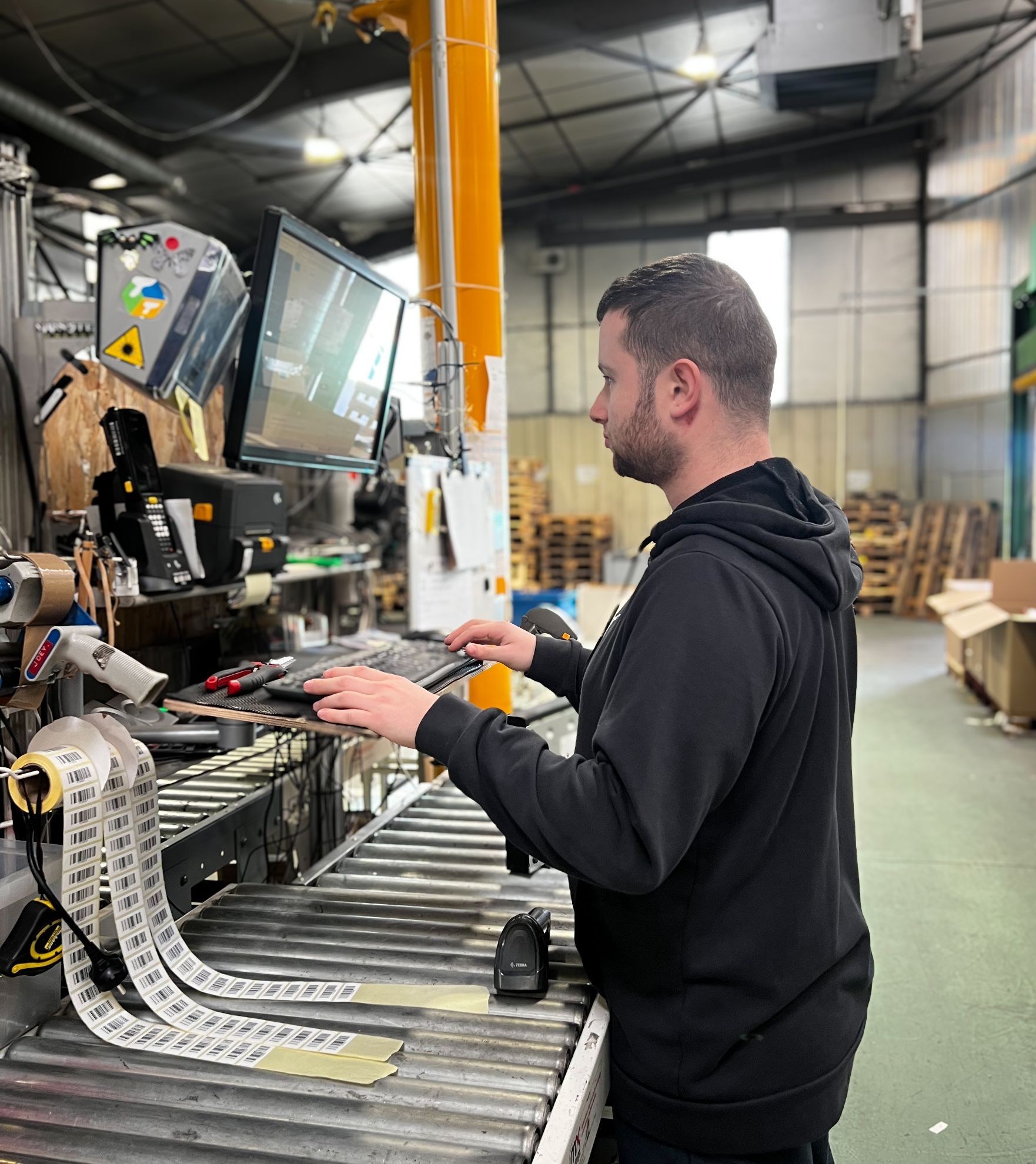 Dorian Guignard à l'atelier pré-tri des Ateliers du Bocage