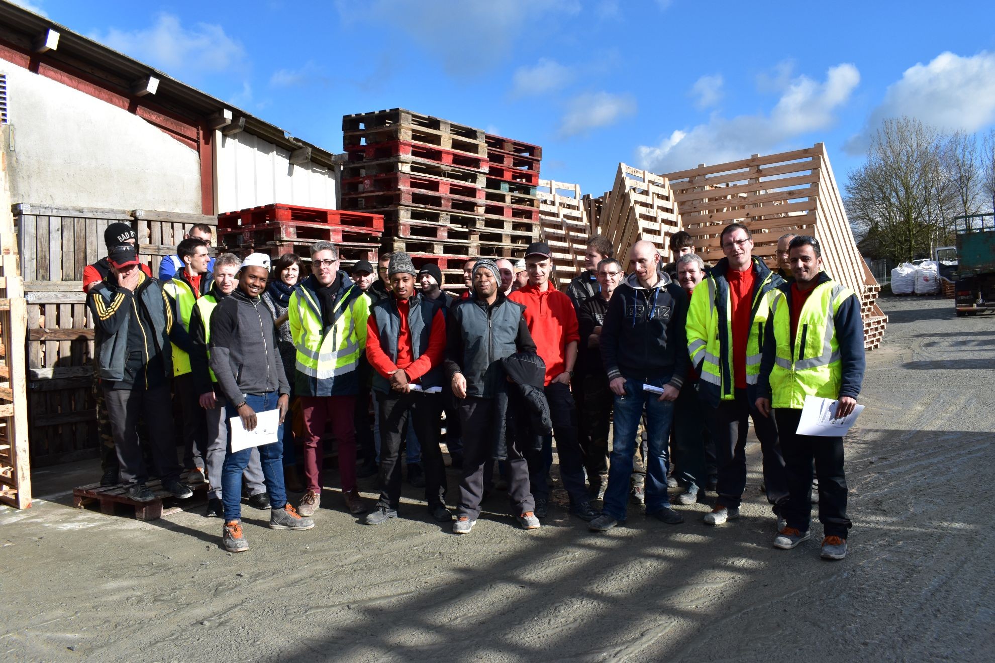 Equipe palettes Ateliers du Bocage sur l'ancien site du Peux
